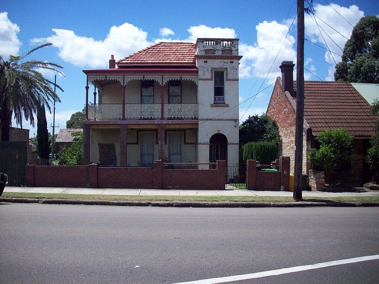 Federation semi with tuck-pointed brick and leadlight